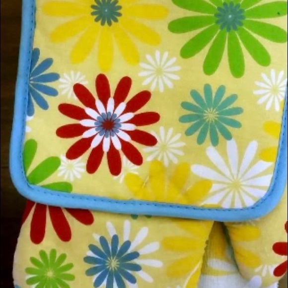 7 Piece Kitchen Set with Towels Oven Mitt Flowers - Picture 2 of 9